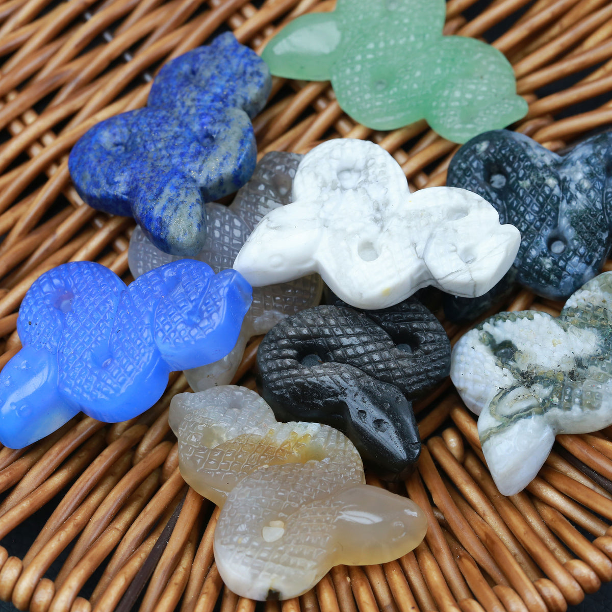 8PCS Mix Material  Natural Crystal Various materials Carving